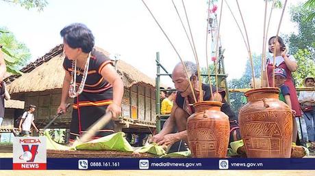 Phát triển văn học nghệ thuật dân tộc thiểu số 