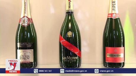 Rượu champagne bội thu mùa lễ hội