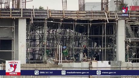 Sập giàn giáo ở Nghệ An, hàng chục công nhân thoát chết