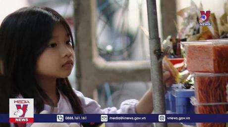 Kiểm soát ATTP trước cổng trường 