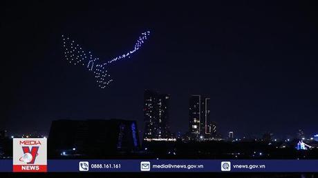 Hàng trăm flycam trình diễn ánh sáng trên bầu trời TP Hồ Chí Minh