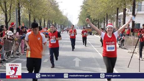 Những bước chạy lan tỏa yêu thương trong Santa Run
