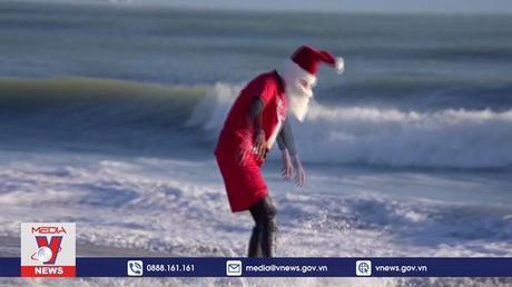 Hàng trăm ông già noel lướt sóng gây quỹ từ thiện