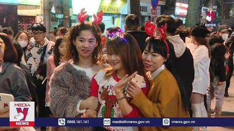 Hàng nghìn người đổ về Nhà thờ lớn đón Giáng sinh