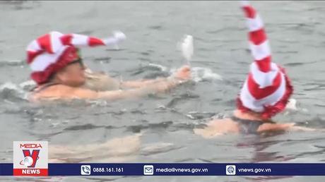 Thử thách bơi sông băng dịp Giáng sinh