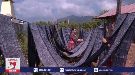 Nghề thêu may trang phục Mông ở biên giới Nậm Pồ