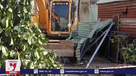 Dùng xe phá sập 2 nhà nghi do mâu thuẫn