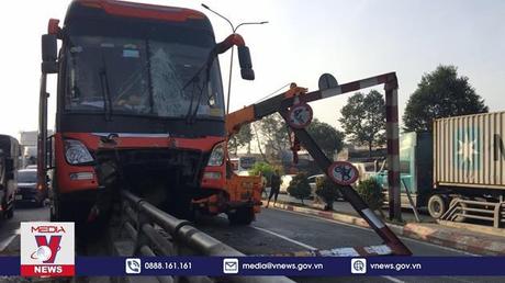 Xe khách mất lái tông thẳng vào lan can hầm chui