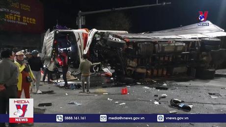 Xe khách giường nằm và xe tải tông nhau, hàng chục người bị thương