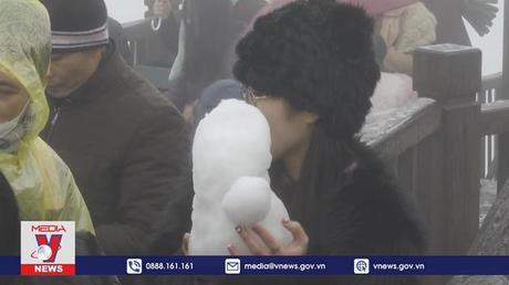 Du khách đến Sapa ngắm mưa tuyết