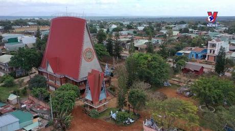 Hành trình Việt 258: Kiến trúc nhà Rông của nhà thờ Pleichuet 