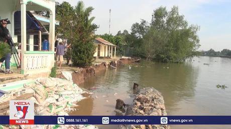 Khắc phục sự cố sạt lở bờ sông ở xã Lục Sỹ Thành