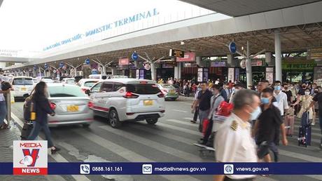 Khách đổ về sân bay Tân Sơn Nhất đi nghỉ lễ