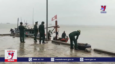 Quảng Bình cứu sống 8 ngư dân bị chìm tàu trên biển