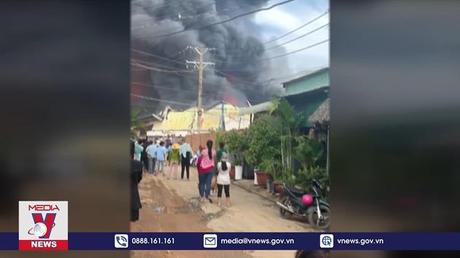 Bình Dương: Cháy lớn tại công ty nội thất ở Tân Uyên