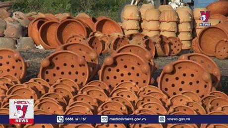 Làng gốm Chăm Bình Đức “đỏ lửa” vào vụ Tết 
