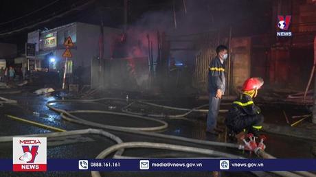 Khống chế đám cháy ở khu vực có xưởng đồ gỗ 