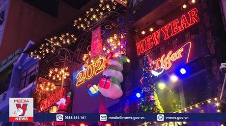 Người dân TP.HCM đổ ra đường đón năm mới