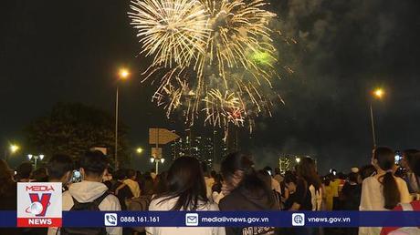 TP.HCM rực rỡ pháo hoa chào năm mới 2023