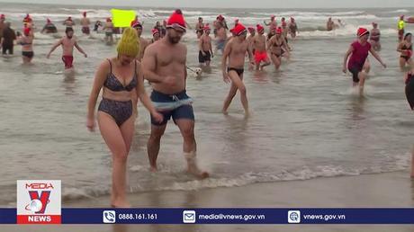 Trầm mình trong nước lạnh để đón Năm mới tại Hà Lan