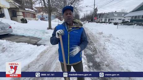 Người dân Mỹ nỗ lực dọn tuyết trong ngày đầu năm