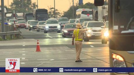 Người từ miền Tây đổ về, cửa ngõ TP.HCM ùn ứ nhẹ