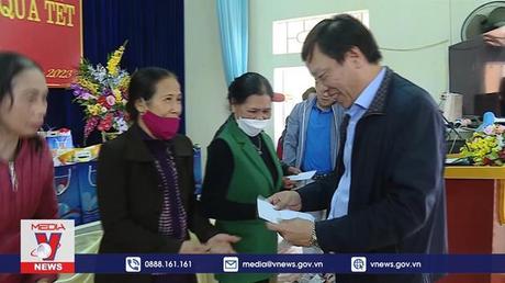 VNews trao quà tết cho các gia đình khó khăn 