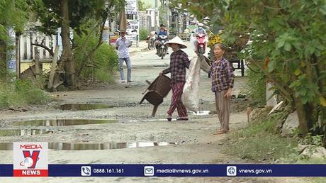 Người dân khốn khổ vì đường hư hỏng nghiêm trọng