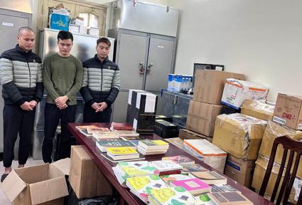 Khởi tố, bắt tạm giam 3 đối tượng sản xuất hơn 100 tấn sách giả 