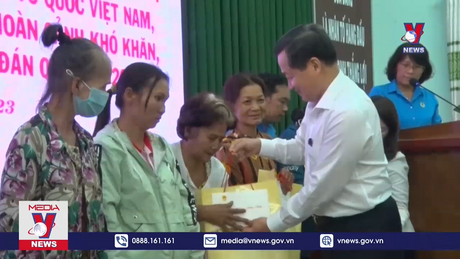 Tặng quà cho công nhân, người có hoàn cảnh khó khăn