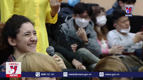 Lưu học sinh háo hức trải nghiệm Tết Việt