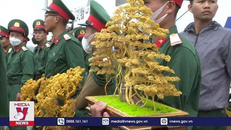 Tàu Cảnh sát biển giúp Quân khu 5 thay quân mùa biển động