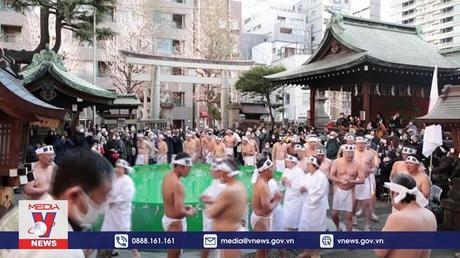 Nghi thức tắm nước đá cầu may dịp Năm Mới tại Nhật Bản