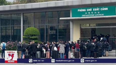 Hàng trăm người dân Trung Quốc xếp hàng chờ xuất cảnh ở Móng Cái