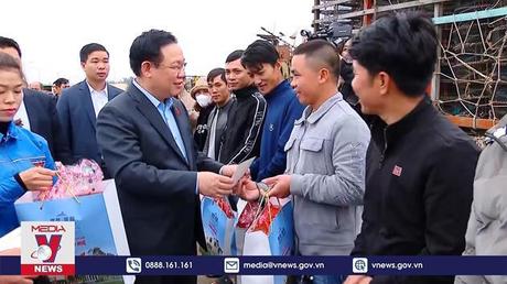 Chủ tịch Quốc hội thăm, tặng quà tại Quảng Bình