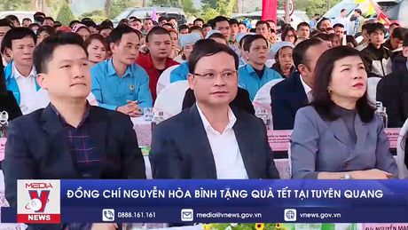 Đồng chí Nguyễn Hòa Bình tặng quà Tết tại Tuyên Quang