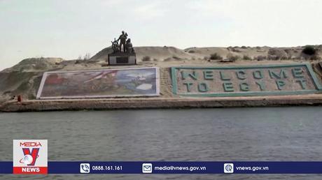 Tàu chở ngũ cốc Ukraine mắc cạn ở kênh đào Suez