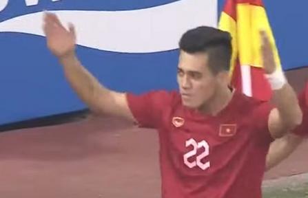 Tiến Linh ghi bàn đẳng cấp ở phút thứ 3 vào lưới Indonesia