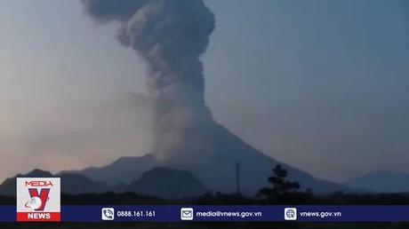 Indonesia sơ tán hàng trăm người do núi lửa phun trào
