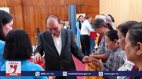 Chủ tịch nước thăm, tặng quà công nhân lao động tại Kiên Giang