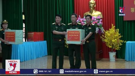 Đại tướng Lương Cường thăm, tặng quà Tết quân và dân tỉnh Trà Vinh