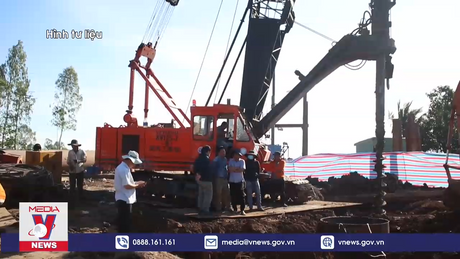 Mưa lớn gây bất lợi cho việc đưa thi thể bé Hạo Nam ra khỏi cọc bê tông