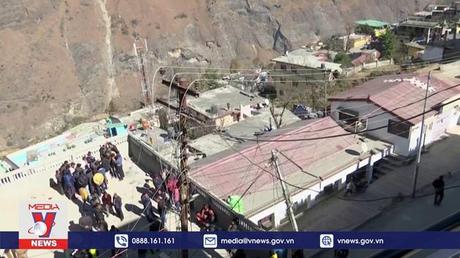 Ấn Độ phá dỡ công trình ở thị trấn bị lún