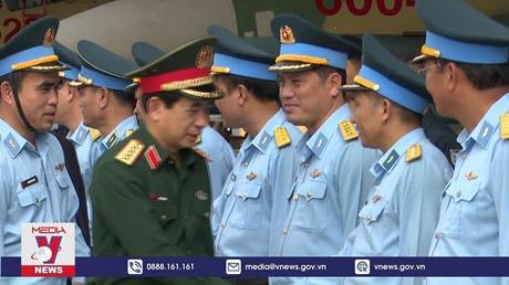 Bộ trưởng Bộ Quốc phòng thăm, tặng quà tại Bình Định