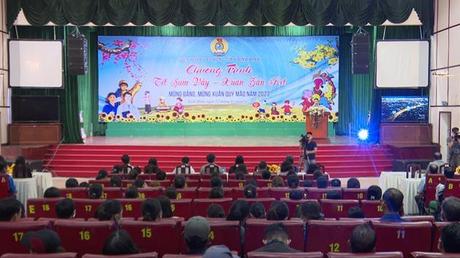 Chương trình “Tết sum vầy - Xuân gắn kết” tặng quà cho người lao động