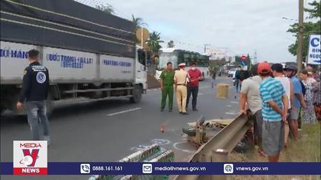 Va chạm giữa ô tô tải và xe máy, 3 người thương vong