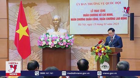 Trao tặng huân chương cho lãnh đạo, nguyên lãnh đạo Quốc hội