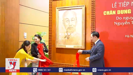 ﻿Nguyên Chủ tịch Quốc hội Nguyễn Thị Kim Ngân tặng chân dung Hồ Chủ tịch