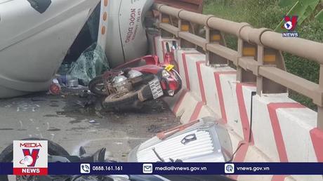 Lật xe Container tại Bình Phước khiến 4 người bị thương