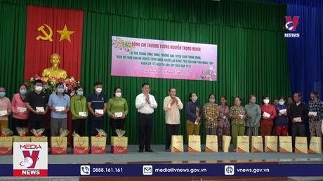 Ban Tuyên giáo trao quà cho hộ nghèo, công nhân tại Đồng Tháp